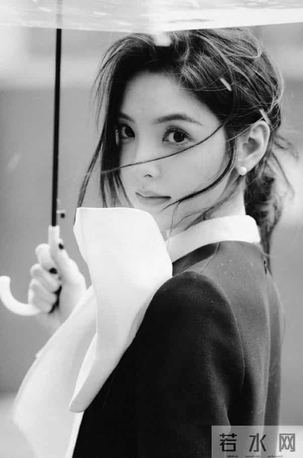 章若楠黑裙造型封神!美腿加持,小说里的豪门千金从此有了脸