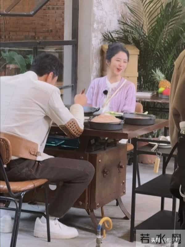 谭松韵吃火锅被偶遇,她的脸好圆,眼睛小小的,真的好可爱好美啊