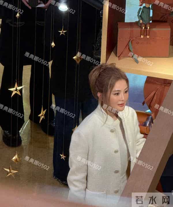 阿sa蔡卓妍本人没有网上夸的那么年轻,脸有点肿整感明显不够自然