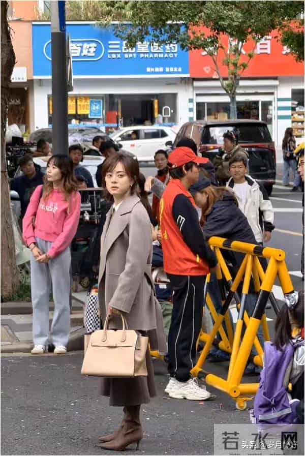 孙俪无锡拍戏被偶遇,身穿毛呢大衣新发型好洋气,本人又瘦又美!