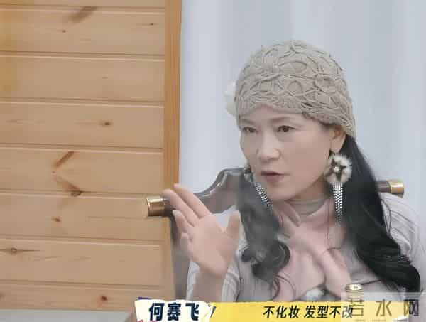 刘晓庆一天吃一斤肉，同龄人夸她年轻，摘下假发真容曝光