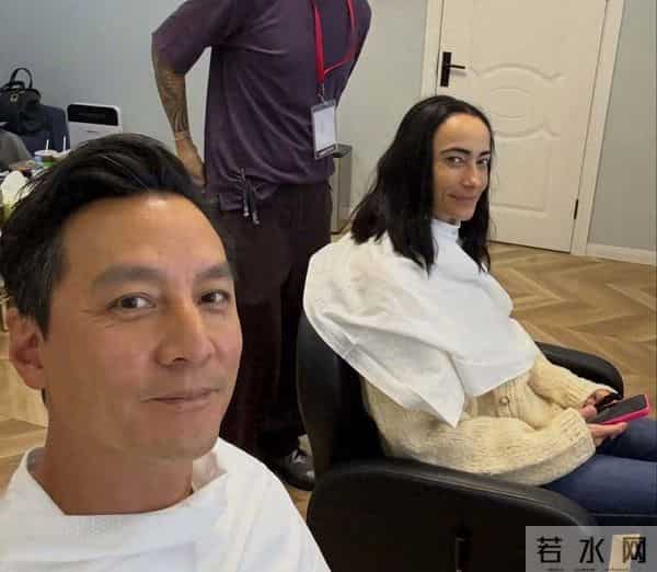吴彦祖晒与妻子一起理发照，被问是夫妻还是兄弟？