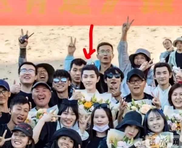 肖战合影太突出了，好像为他开了柔光~