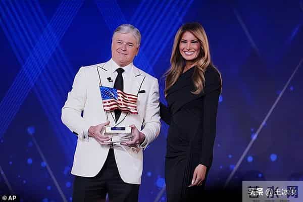 梅拉尼娅拿下“年度爱国者奖”:黑裙之夜 她以优雅重塑美国保守派