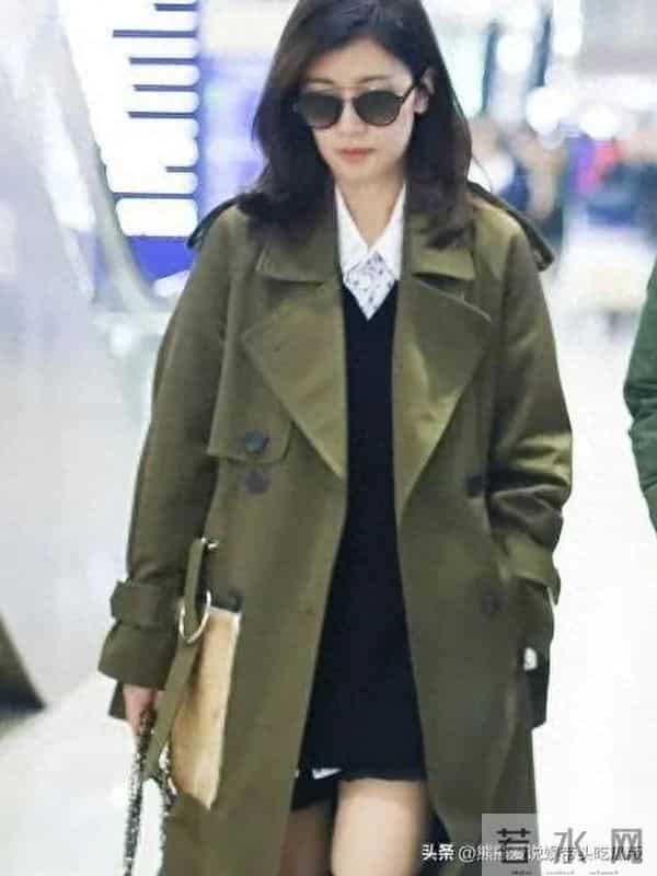 贾静雯机场私服真时髦！军绿色大衣+小黑裙+长筒靴，高级又洋气！