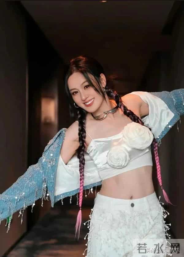 原相机下的唐艺,胖胖的有点老脸上有褶皱,可她的努力却值得赞扬