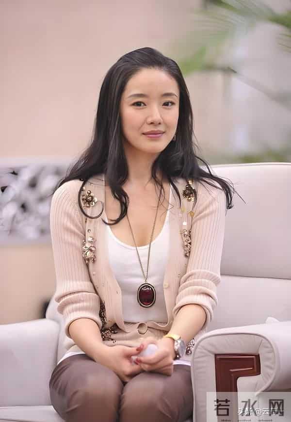 曾被张艺谋力捧，火后与富豪卷款61亿逃亡国外，现在的她过得如何