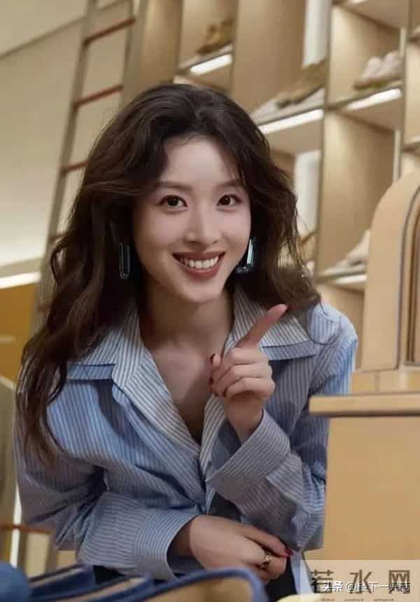 章泽天烫发翻车后 听劝拉直笑容灿烂 和刘强东同框不再唯唯诺诺