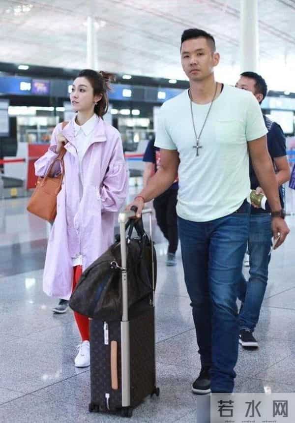 范玮琪夫妇合体走机场,她背10万包却穿红秋裤,不上档次却廉价