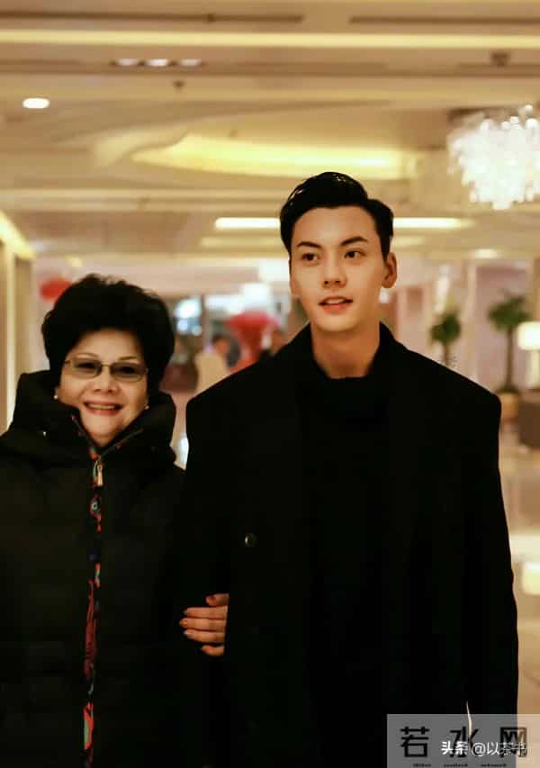 陈伟霆的妈妈是她,富家千金喜爱养狗面相慈祥,抚养仨孩子长大