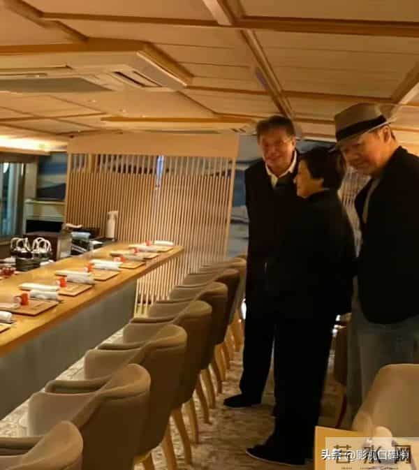 70岁张国立携妻子与友人聚餐,头顶白发老态明显,邓婕气质优雅