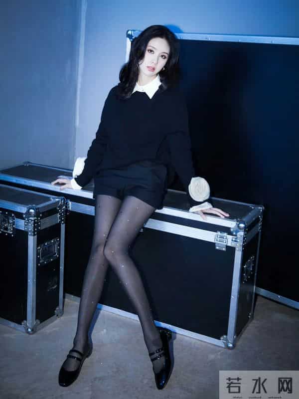 陈都灵黑丝造型突破风格,亮片丝袜搭配复古穿搭尽显别样魅力