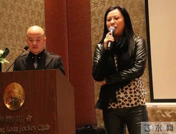 她曾力压王菲、惊艳春晚,却因投资失败成穷光蛋,如今老到认不出