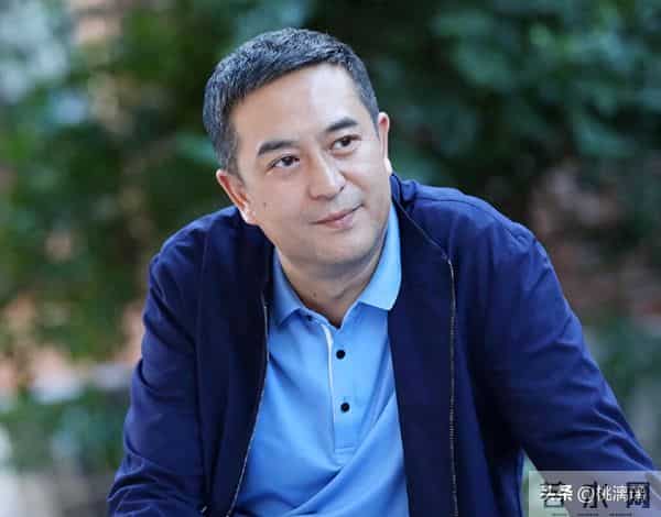 张嘉译娶妻生女很幸福，他的前妻杜珺，如今过得怎样？