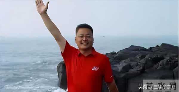 原来他们是夫妻,两位央视主持人低调多年,如今一家三口很幸福