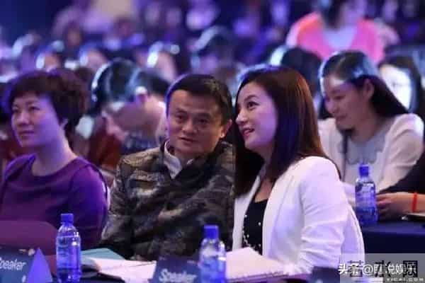 一眨眼没想到曾经火遍大江南北的“小燕子”竟然已经被封杀4年了