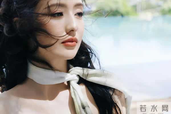 佟丽娅性感抹胸写真