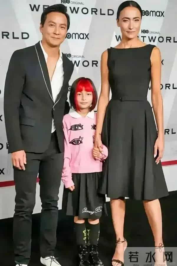 吴彦祖晒与妻子合影!Lisa皮肤粗糙褶多还秃顶,网友:以为是兄弟