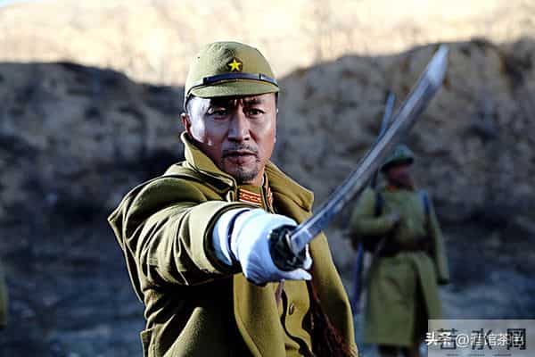 他靠《亮剑》火遍全国,如今55岁白发丛生,一身肌肉太亮眼