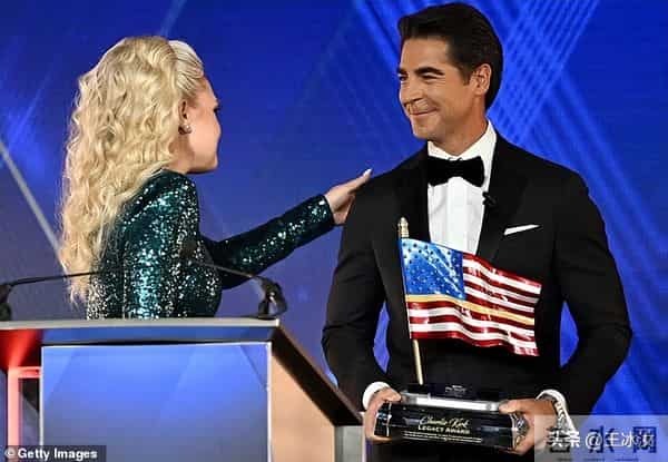 梅拉尼娅拿下“年度爱国者奖”:黑裙之夜 她以优雅重塑美国保守派