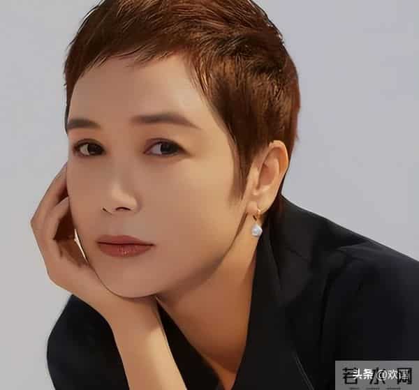 59岁蒋雯丽现状，定居英国，又瘦又老，网友惋惜：一代女神也老了