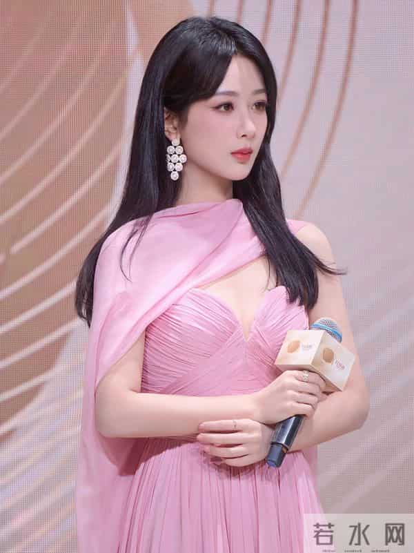 杨紫绝美写真,一袭粉色抹胸裙,甜美性感!!