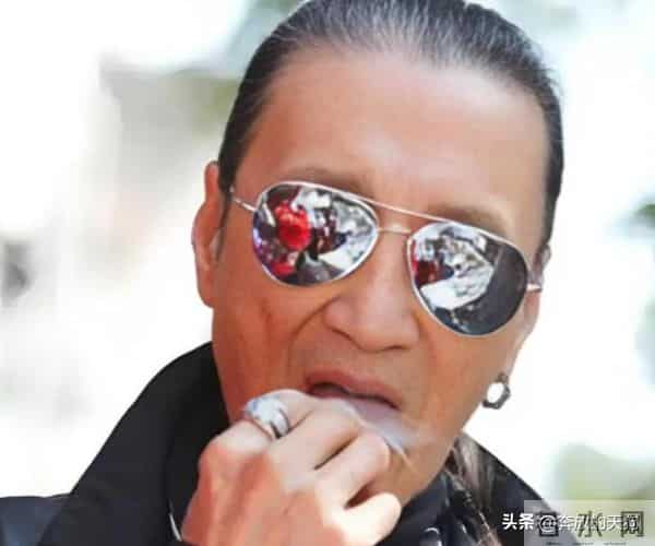 89岁谢贤坐着轮椅晒太阳，两个保姆服侍，风流一生身边不再有女友