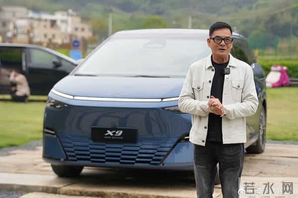 TVB星二代当父亲面,狂摸肌肉男,表情极其夸张,引发网民热议