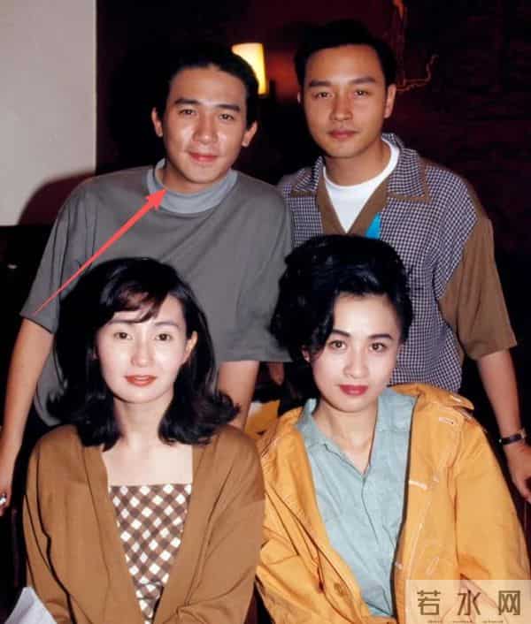 王家卫搭档张叔平现状,头发花白和梁朝伟过生日,蛋糕好小显寒酸