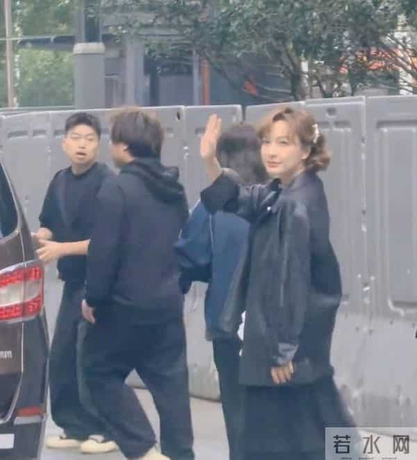 吴昕在长沙被偶遇,她真的好瘦啊,脸圆圆的,身材真好,看着好美