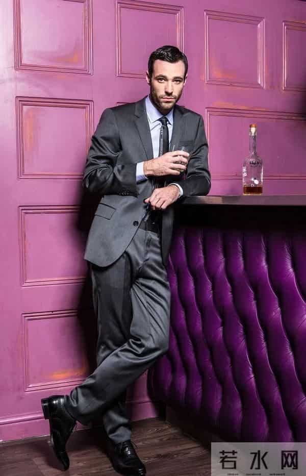 英国男星肖恩·沃德交不起房租,在朋友家睡床垫!