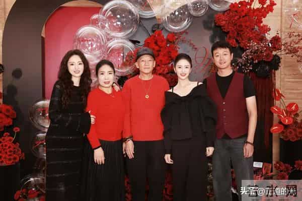 佟丽娅关悦争儿媳大战 两人拒不同框 佟大为被迫合影 董璇早选好女婿