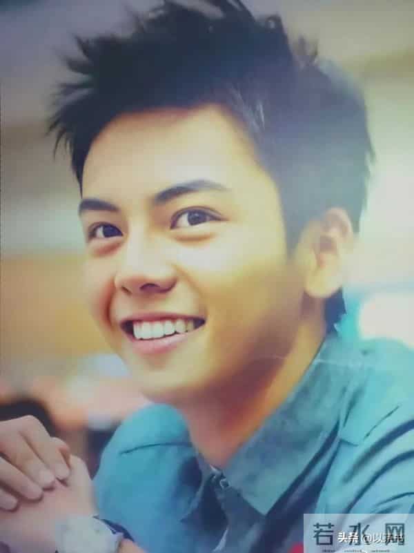 陈伟霆的妈妈是她,富家千金喜爱养狗面相慈祥,抚养仨孩子长大