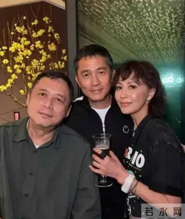 王家卫搭档张叔平现状,头发花白和梁朝伟过生日,蛋糕好小显寒酸