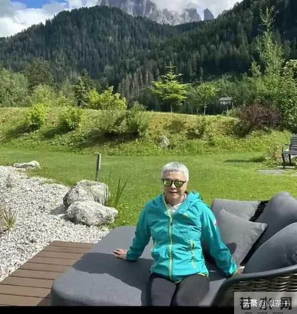 她曾力压王菲、惊艳春晚,却因投资失败成穷光蛋,如今老到认不出