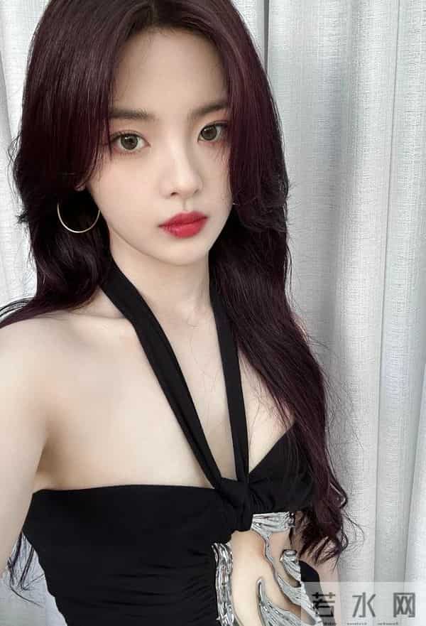 杨超越穿这么大胆干嘛？