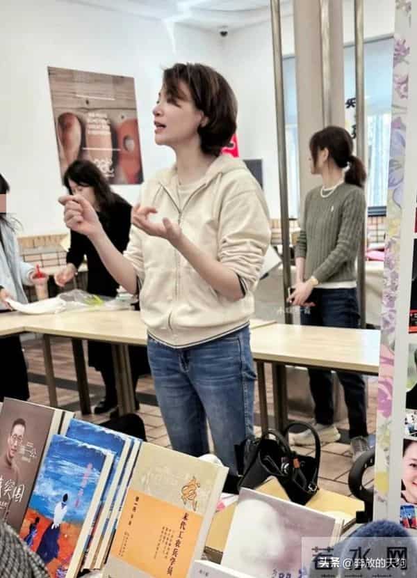 51岁董卿游苏州,打扮清爽和儿子一起,站姿还有主持人仪态