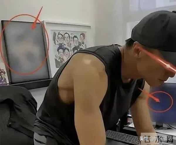谢霆锋还念念不忘!办公室秀腹肌,身后张柏芝和儿子的合照被打码