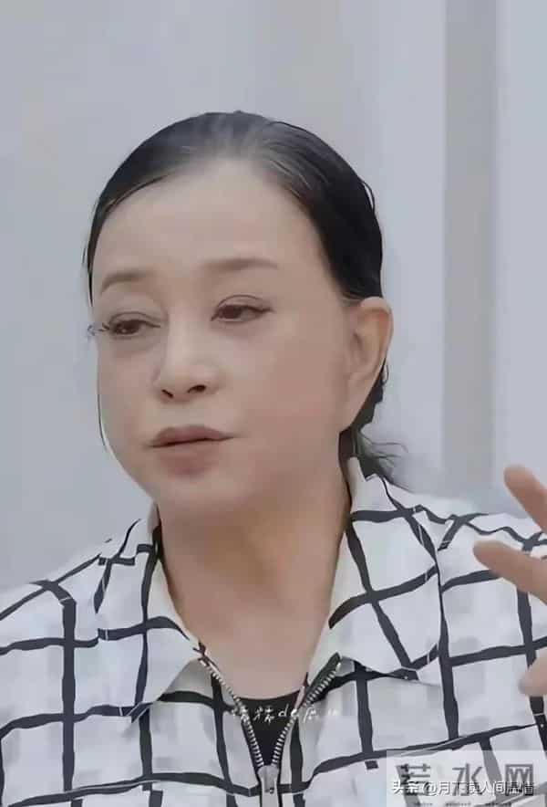 75岁刘晓庆不戴假发好看多了,真面目示人大方自然,秃顶严重老了