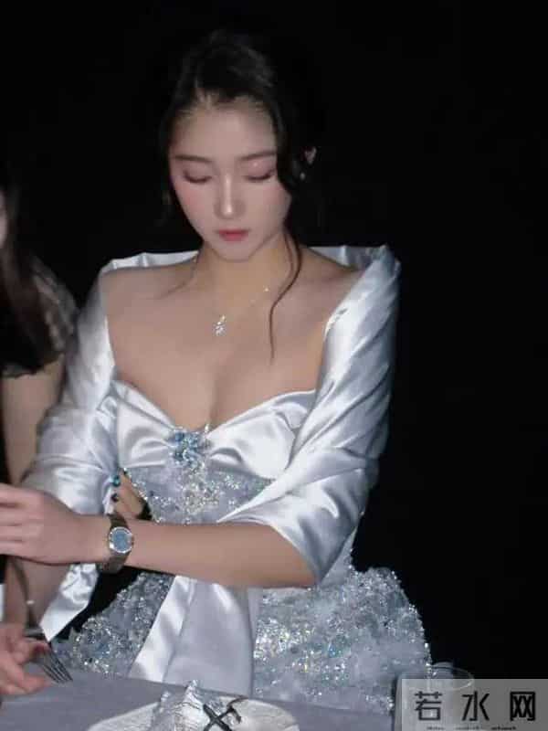 关晓彤居然这么有料,国民闺女真的是长大了