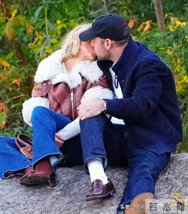 28岁悉尼妹真豪放，与44岁新男友公园激吻，欧美娱乐圈穿搭真独特