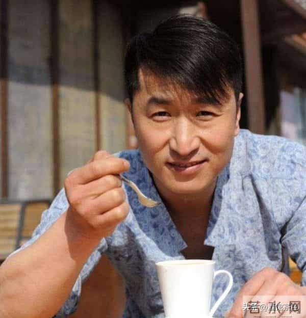 他靠《亮剑》火遍全国,如今55岁白发丛生,一身肌肉太亮眼