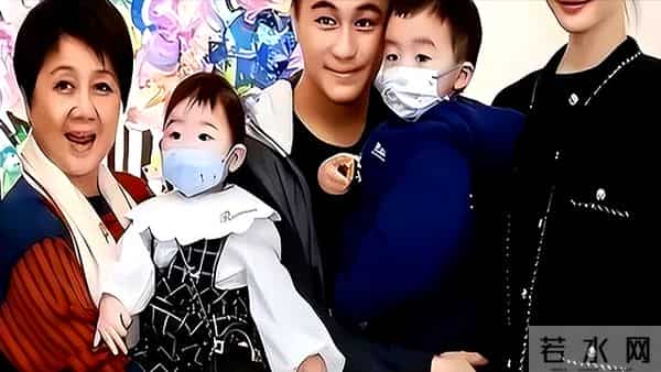 奚梦瑶带一双儿女参加小姑子生日派对,四太抱孙子满脸幸福笑容