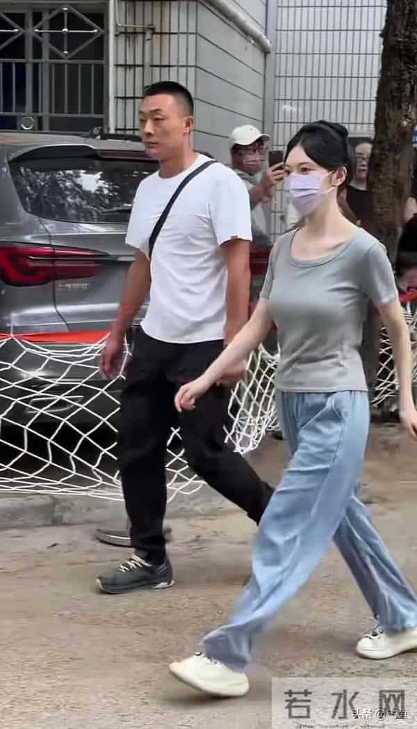 看到前凸后翘 简约时尚,英姿飒爽的景甜,张继科恐怕肠子都悔青了