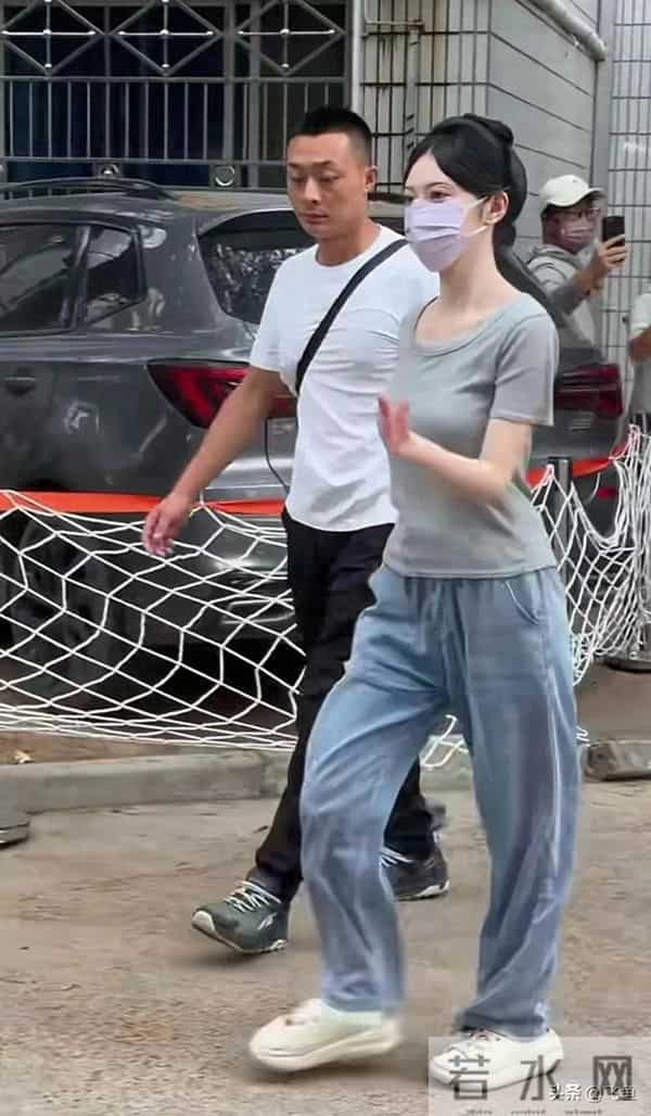 看到前凸后翘 简约时尚,英姿飒爽的景甜,张继科恐怕肠子都悔青了