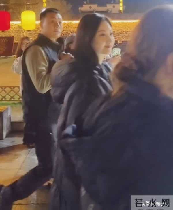 37岁景甜在安徽被偶遇，她穿着棉衣，脸胖了一些，皮肤白白的好美