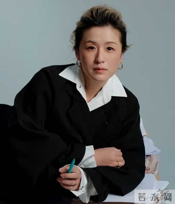 秦雯自身难保!袭警事件被曝光,新剧连夜撤档,官媒呼吁通报