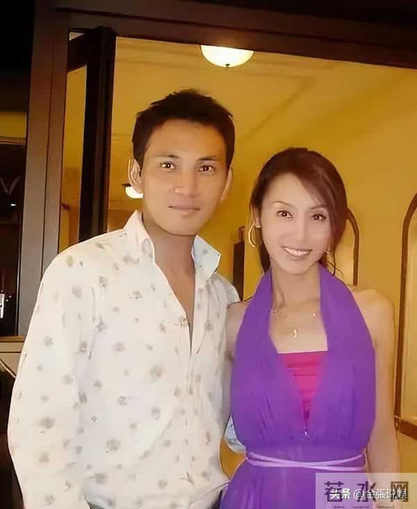 郭可盈在香港买37万国产电车,与丈夫现身提车,林文龙打扮好时尚