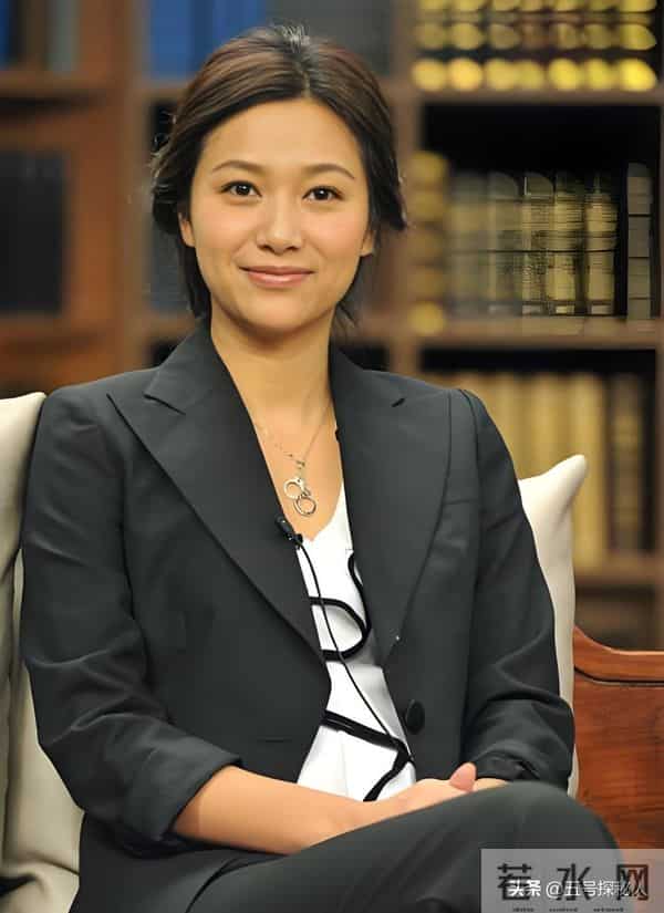 51岁徐静蕾近况曝光：没结婚但有伴侣，定居美国6年，吃成胖美人