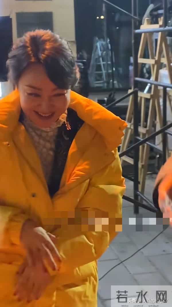 网友沈阳街头偶遇闫妮,穿搭接地气互动亲切无架子,也太亲切了吧